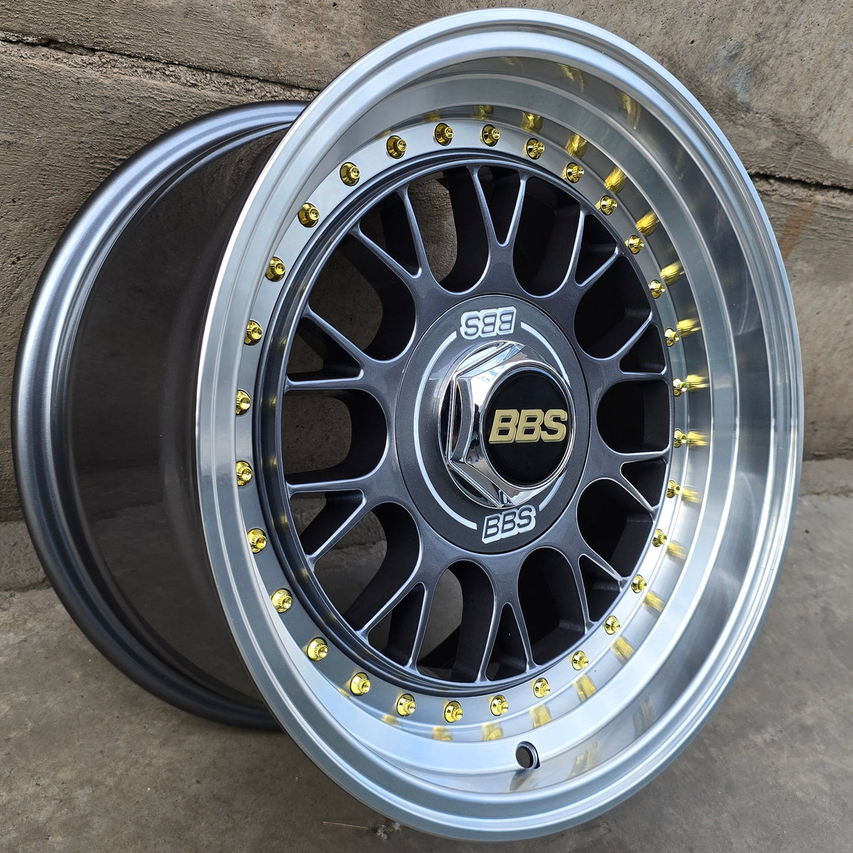SET DE 4 LLANTAS BBS LM. Aro 15 - 4x100, 4x108. Doble Apernadura. Color Grafito Aro Cromado. (1871)