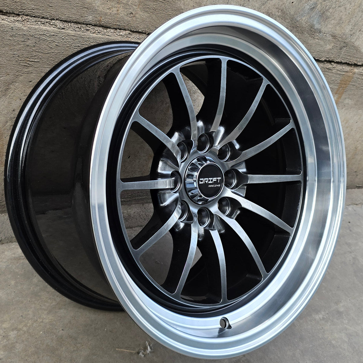 SET DE 4 LLANTAS DRIFT. Aro 15 - 4x100, 4x108. Doble Apernadura. Color Grafito Aro Cromado. (104)