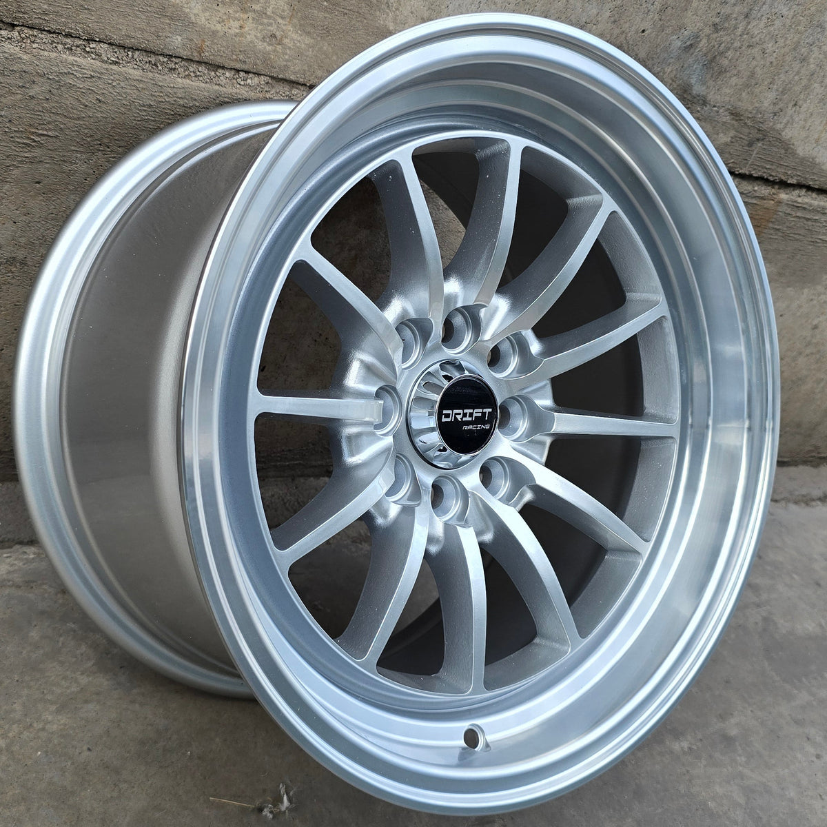 SET DE 4 LLANTAS DRIFT. Aro 15 - 4x100, 4x108. Doble Apernadura. Color Plateado. (104)