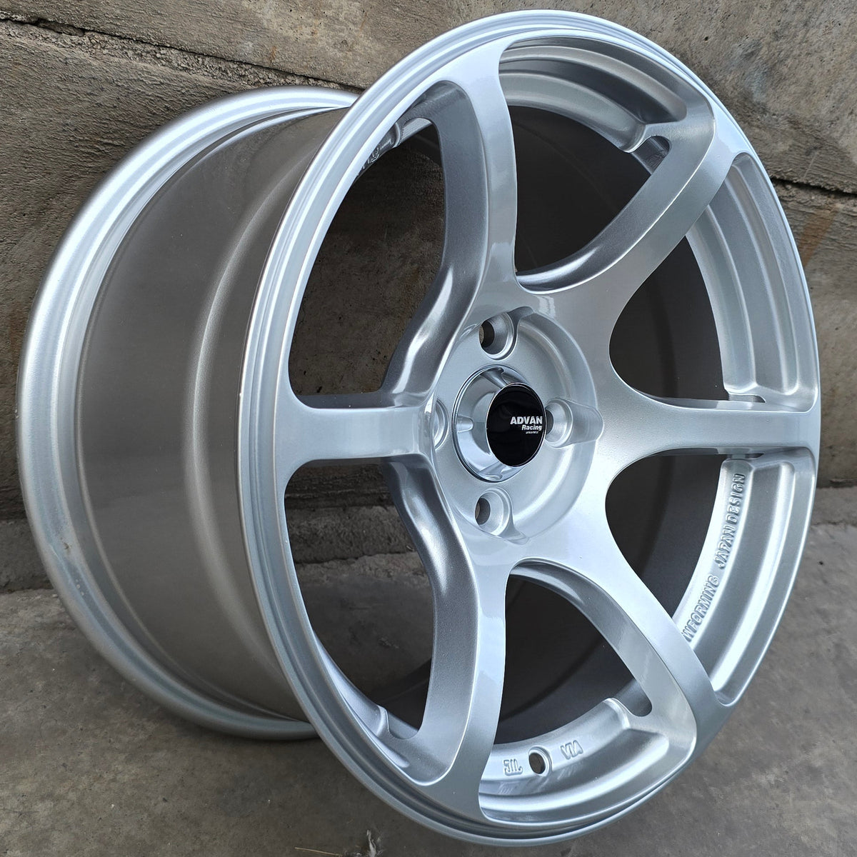 SET DE 4 LLANTAS ADVAN. Color Plateado. Aro 15- 4x100 (605)