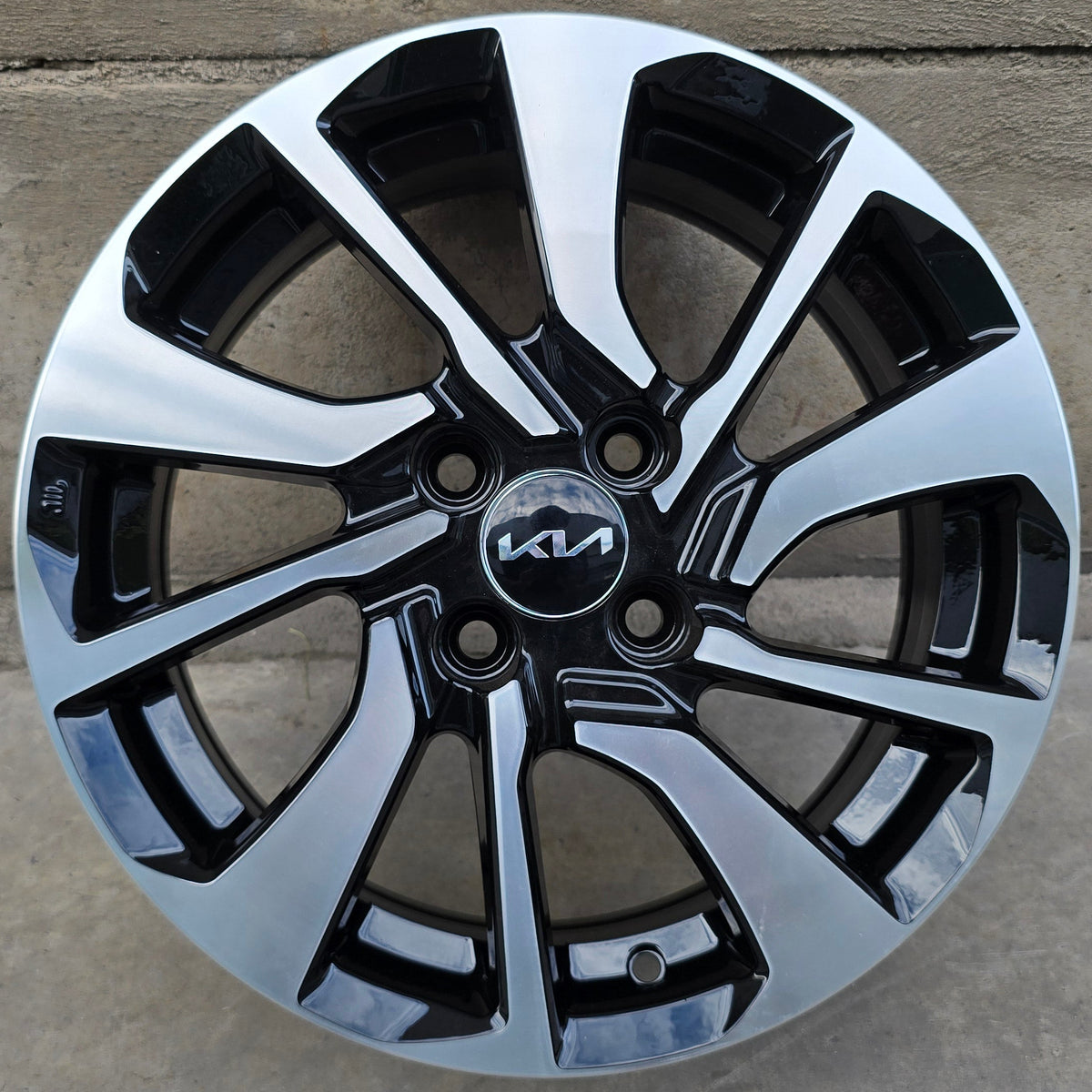 SET DE 4 LLANTAS KIA *. Aro 15 - 4x100. Color Cromado Fondo Negro (LFK002)