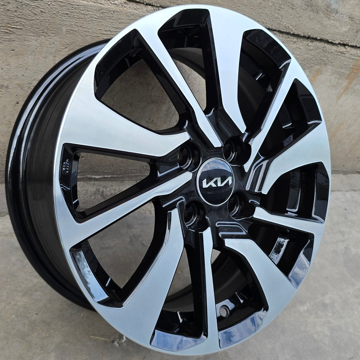 SET DE 4 LLANTAS KIA *. Aro 15 - 4x100. Color Cromado Fondo Negro (LFK002)