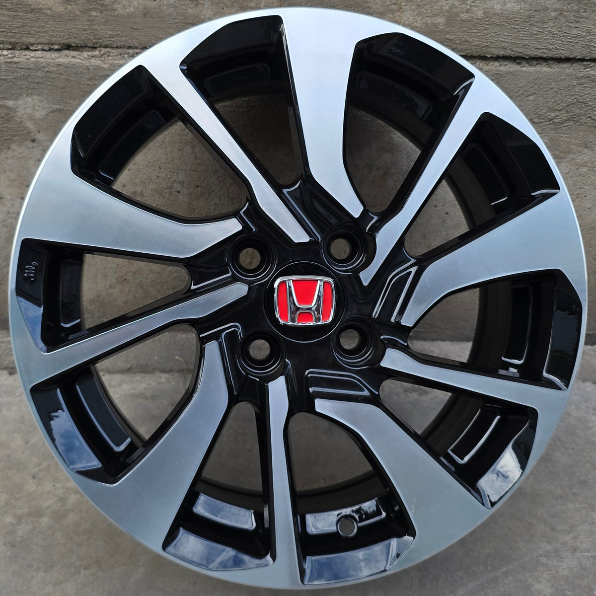 SET DE 4 LLANTAS HONDA *. Aro 15 - 4x100. Color Cromado Fondo Negro (LFK002)
