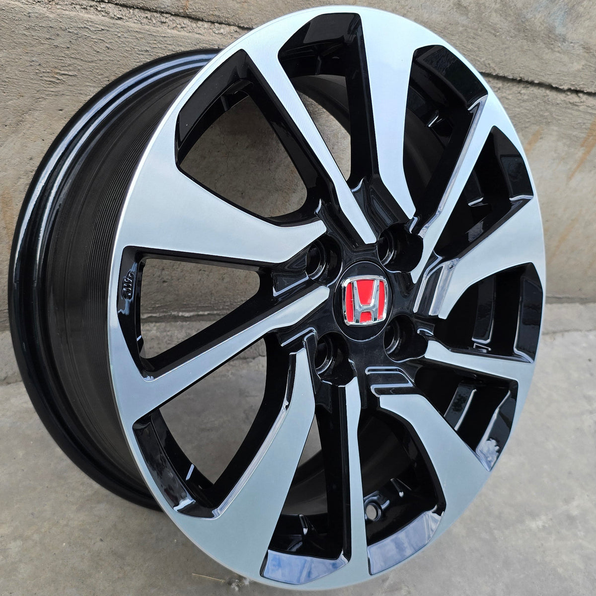 SET DE 4 LLANTAS HONDA *. Aro 15 - 4x100. Color Cromado Fondo Negro (LFK002)