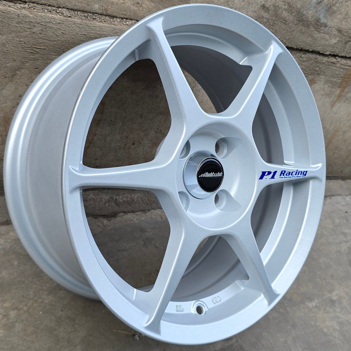 SET DE 4 LLANTAS P1 BUDDY CLUB. Aro 15 - 4x100. Color Plateado. (FF68)