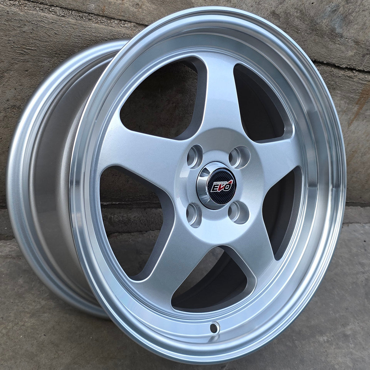 SET DE 4 LLANTAS EVO REGAMASTER. Aro 15 - 4x100. Color Plateado. (DX742)