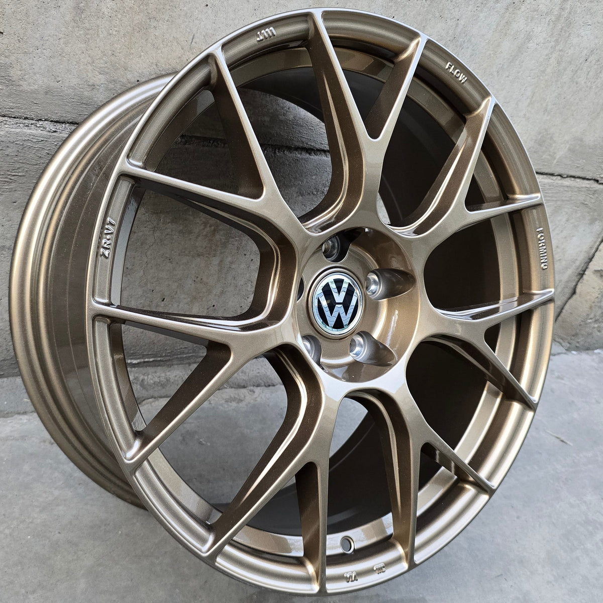 SET DE 4 LLANTAS VOLKSWAGEN *. Aro 19 - 5x112. Color Bronce. (ZR-V7)