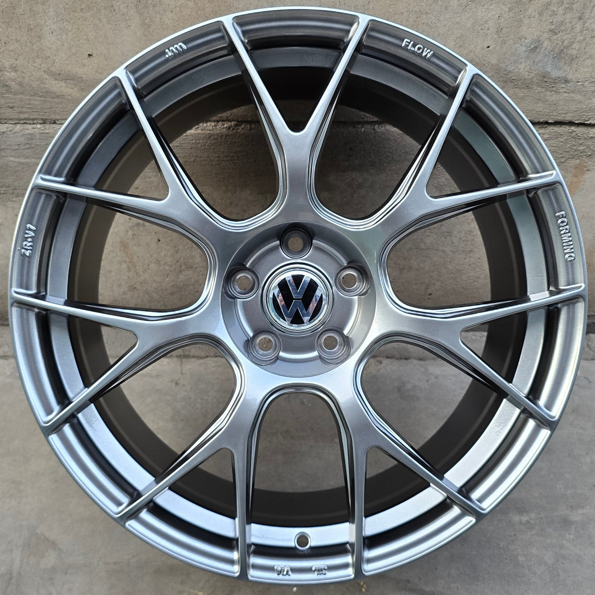 SET DE 4 LLANTAS VOLKSWAGEN *. Aro 19 - 5x112. Color Grafito Metalizado. (ZR-V7)