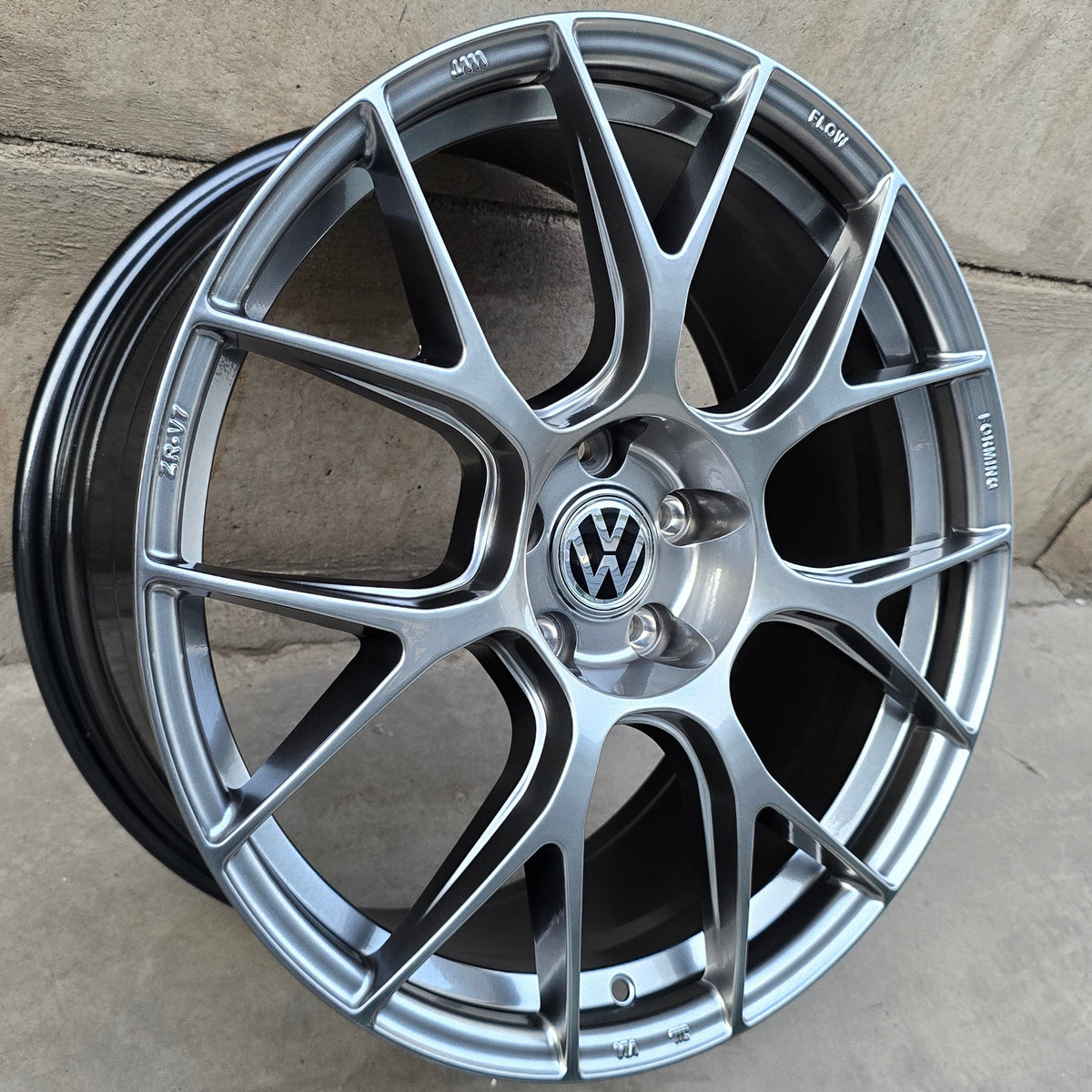 SET DE 4 LLANTAS VOLKSWAGEN *. Aro 19 - 5x112. Color Grafito Metalizado. (ZR-V7)