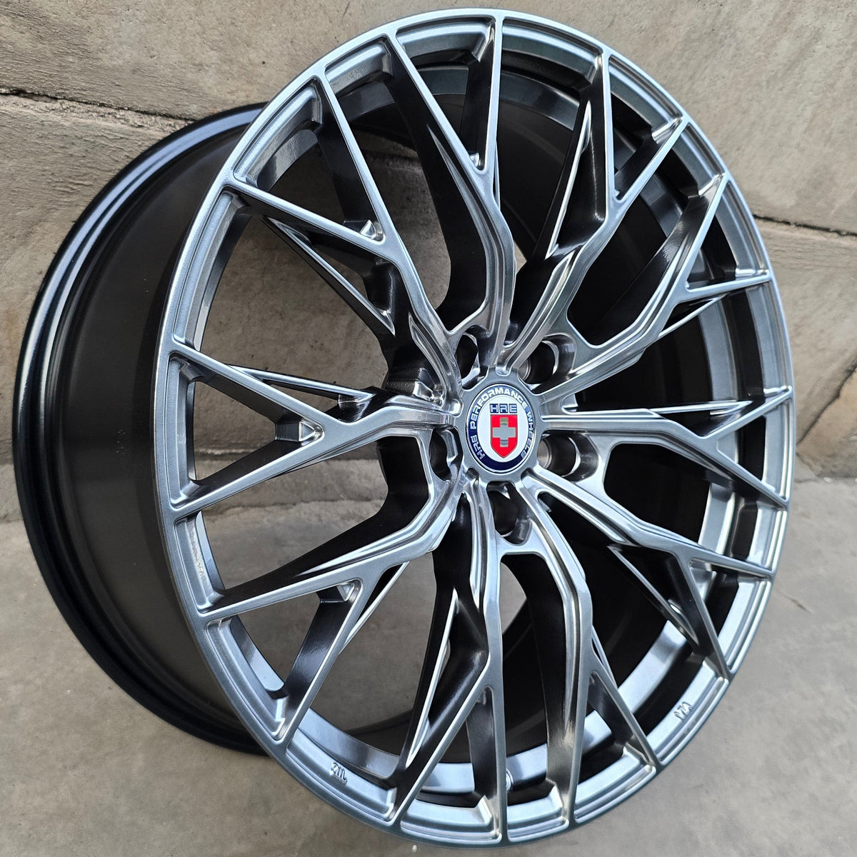 SET DE 4 LLANTAS HRE. Aro 19 - 5x114. Color Grafito Metalizado. (H3243F)