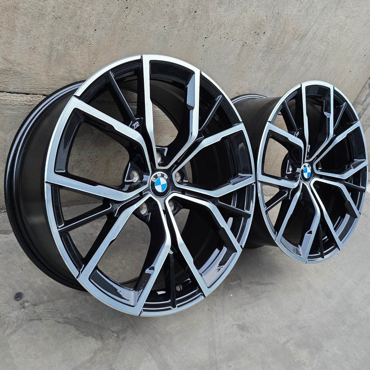 SET DE 4 LLANTAS BMW ASIMÉTRICAS *. Aro 19 - 5x120. Color Cromado Fondo Negro. (H3010F)
