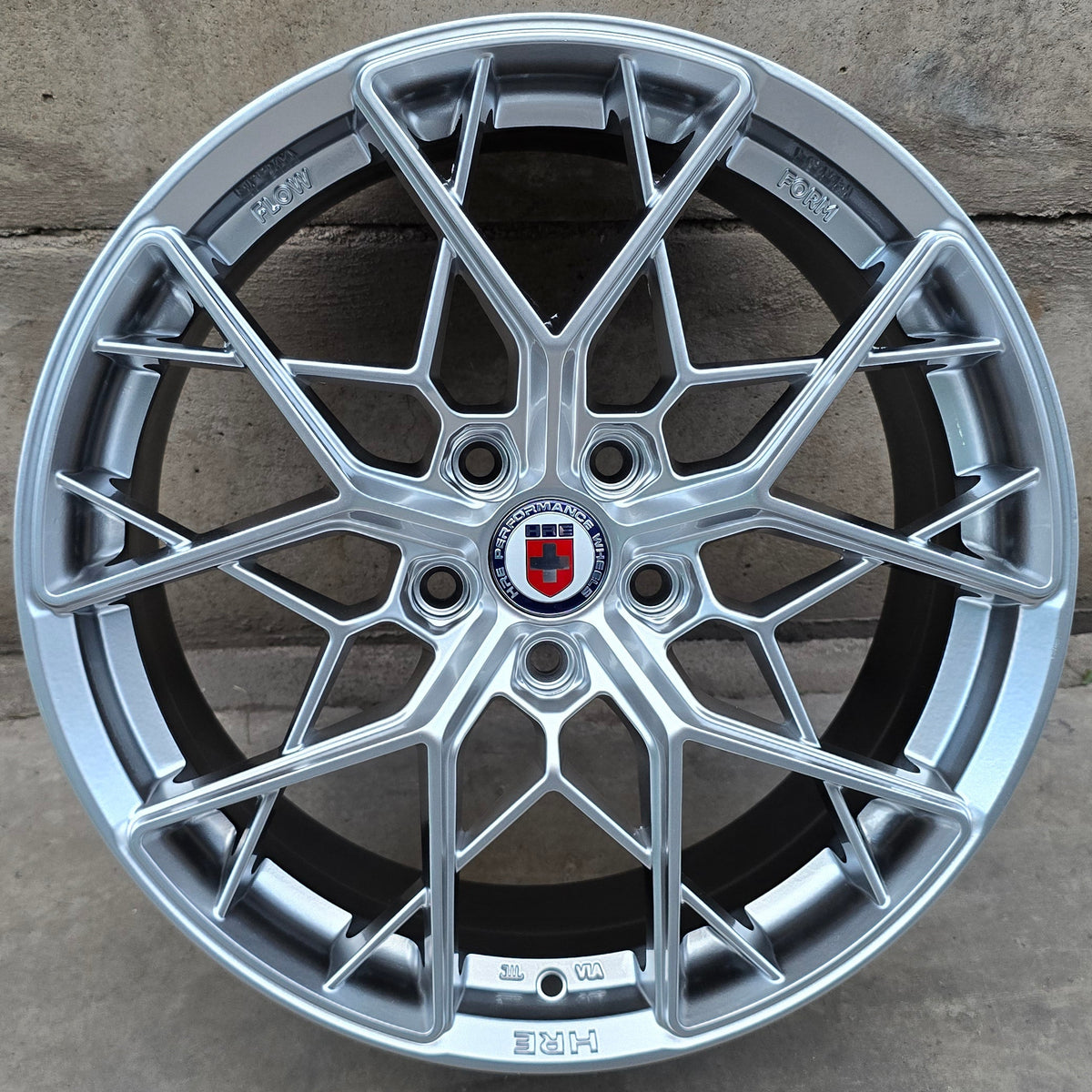 SET DE 4 LLANTAS HRE. Aro 18 - 5x114. Color Plateado. (DX552)