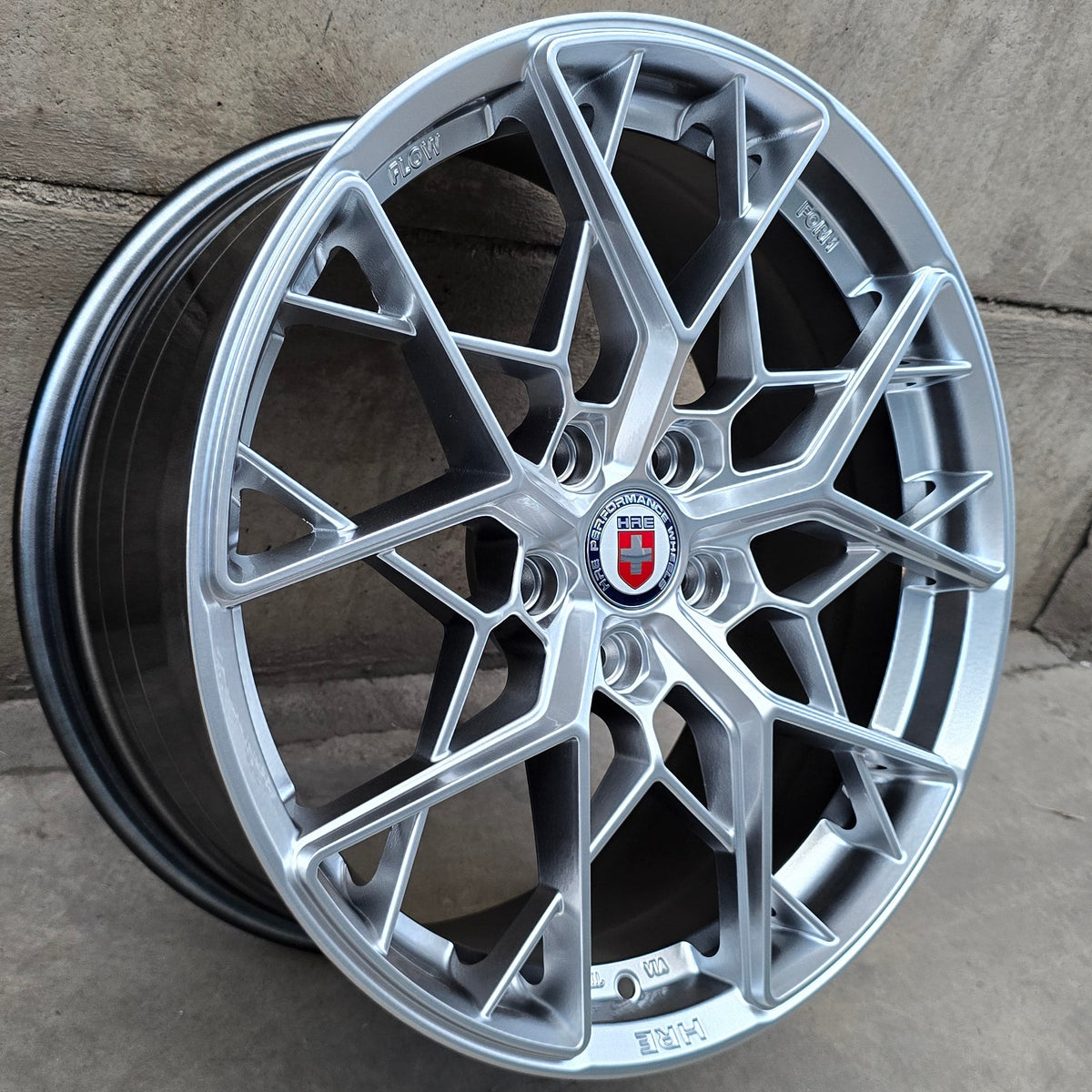 SET DE 4 LLANTAS HRE. Aro 18 - 5x114. Color Plateado. (DX552)