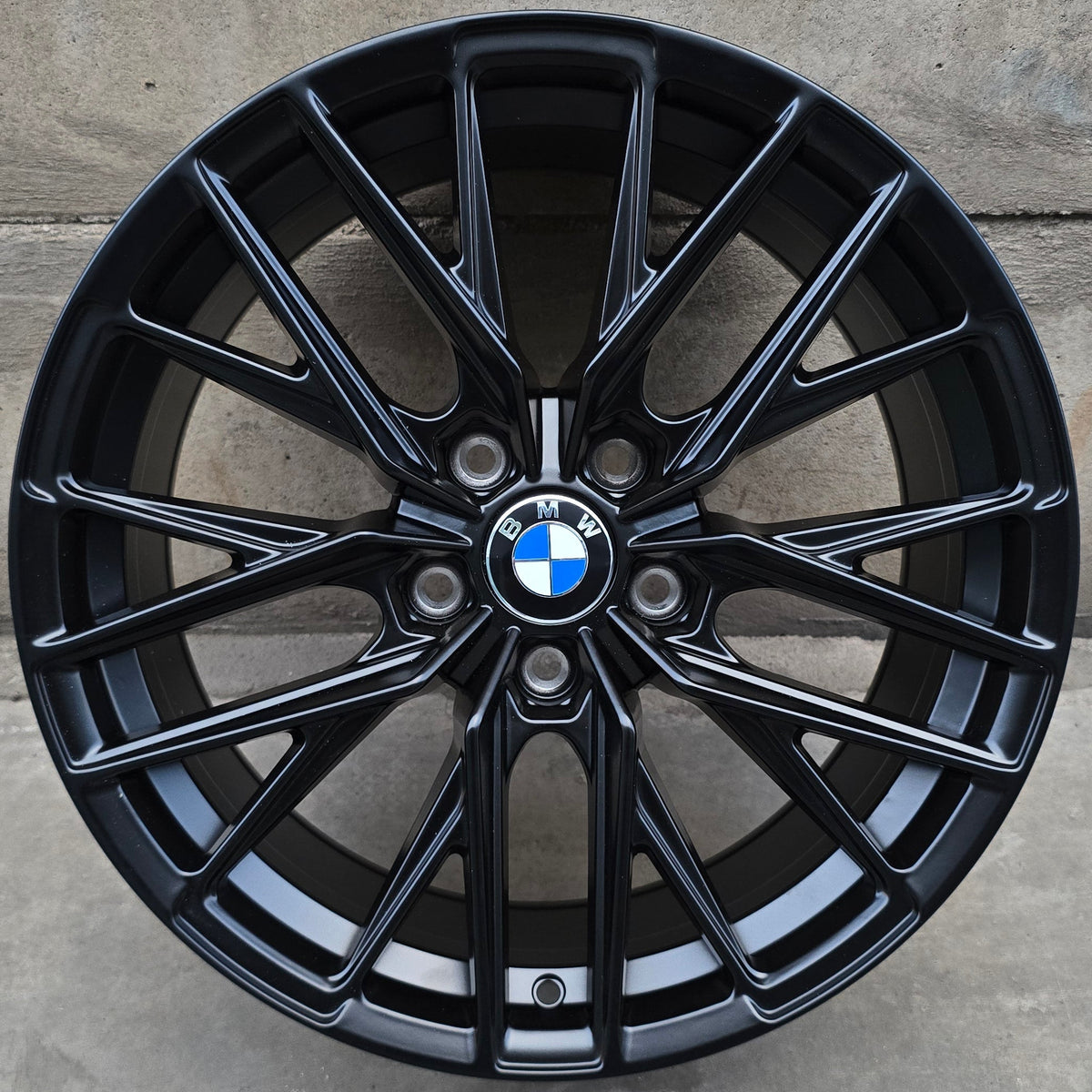 SET DE 4 LLANTAS BMW. Aro 18 - 5x120. Color Negro Mate. (H3429F)