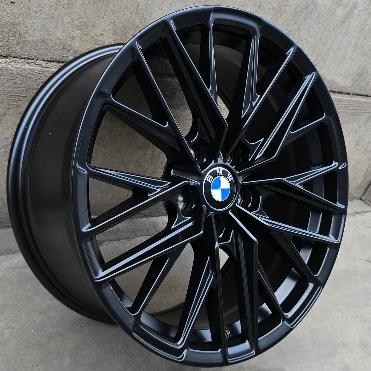 SET DE 4 LLANTAS BMW. Aro 18 - 5x120. Color Negro Mate. (H3429F)