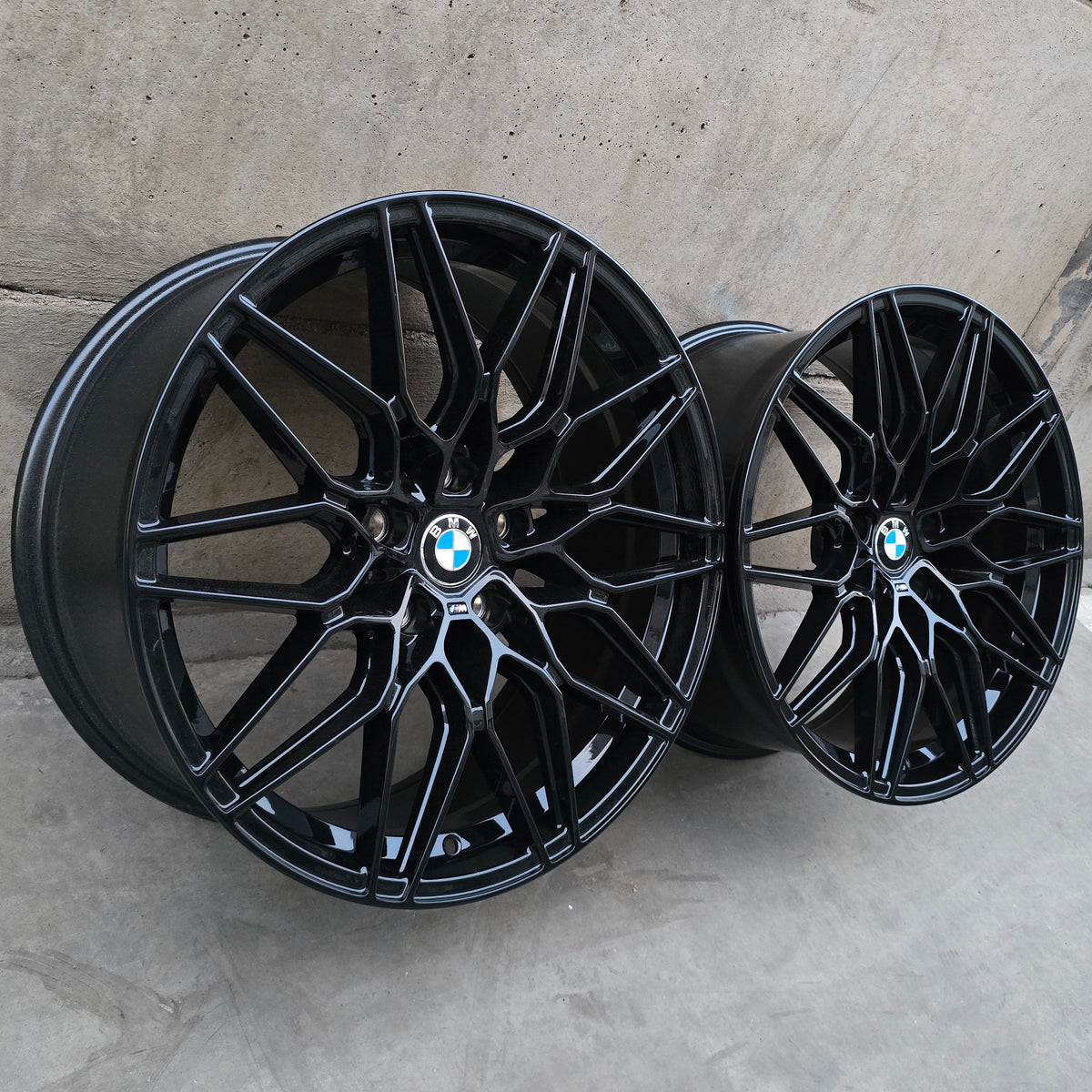 SET DE 4 LLANTAS BMW* ASIMÉTRICAS. Aro 19 - 5x120. Color Negro Brillante. (H3242F)