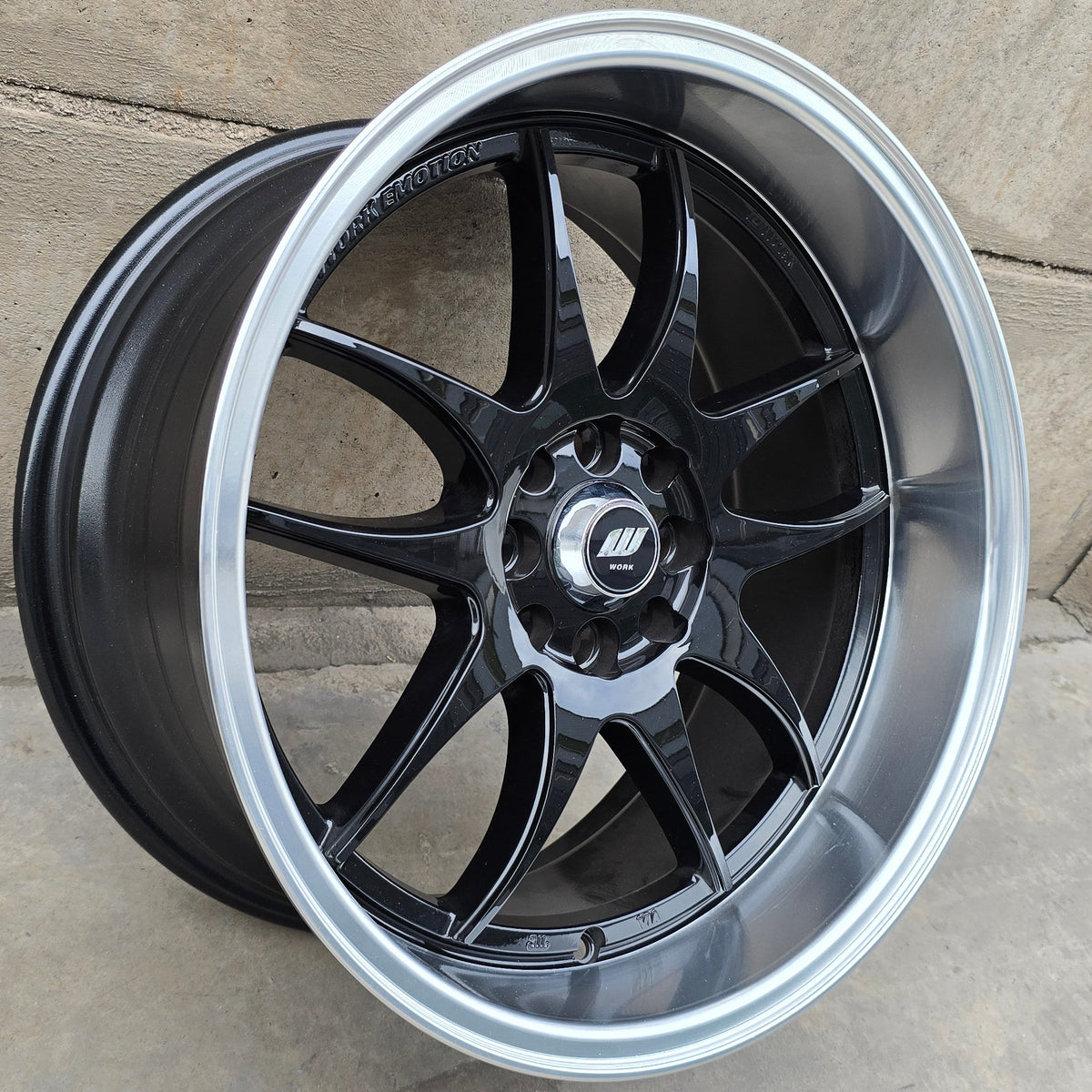 SET DE 4 LLANTAS WORK EMOTION. Aro 17 - 4x100, 4x108. Doble apernadura. Color Negro Aro Cromado (17H9017B)