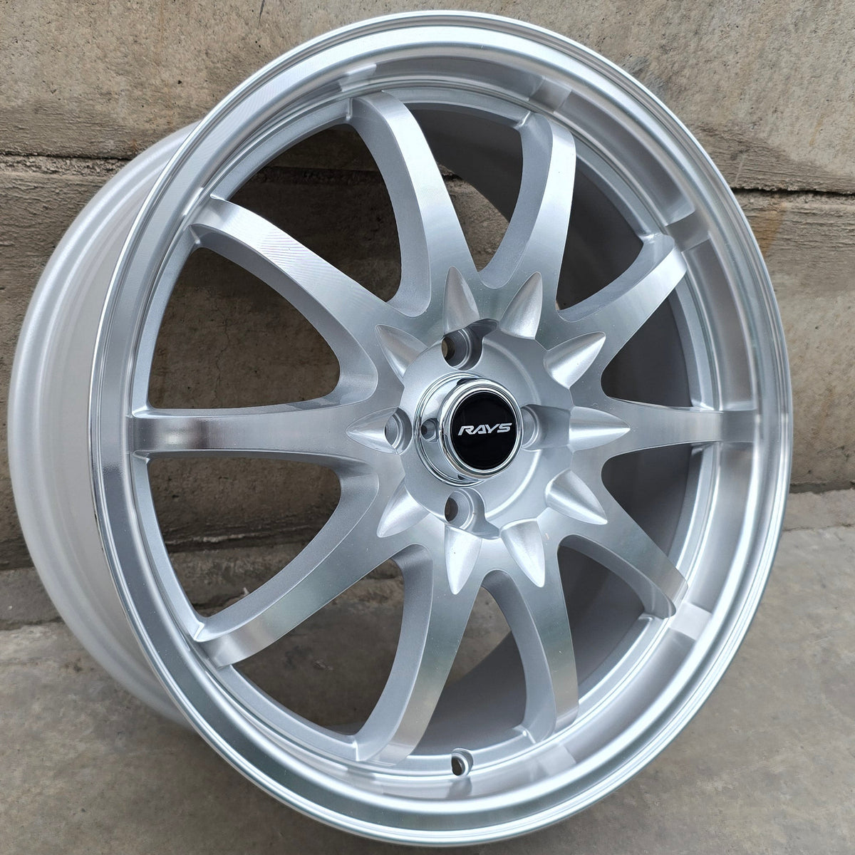 SET DE 4 LLANTAS VOLK RAYS CE28. Aro 17 - 4x100. Color Plateado. (17N0271A)