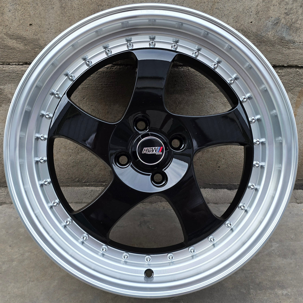 SET DE 4 LLANTAS  Color Negro Aro Cromado. Aro 17 - 4x100. (17N0270B)