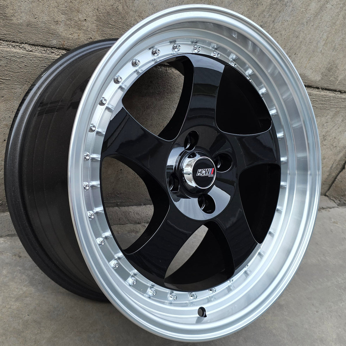 SET DE 4 LLANTAS  Color Negro Aro Cromado. Aro 17 - 4x100. (17N0270B)