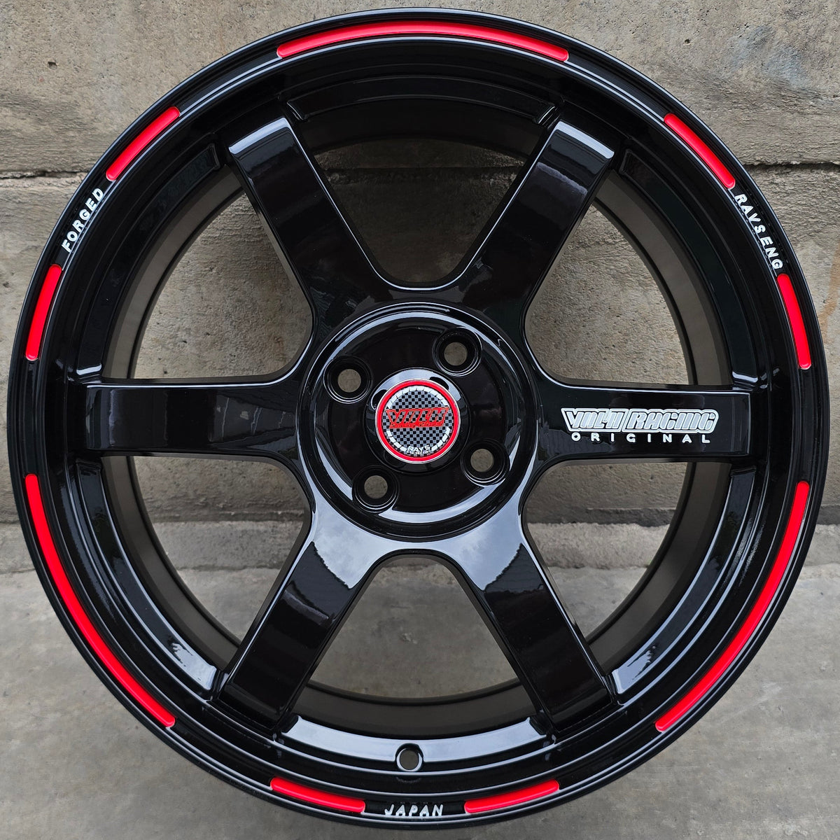 SET DE 4 LLANTAS VOLK TE37. Aro 17 - 4x100. Color Negro Aro Rojo (17H6146A)