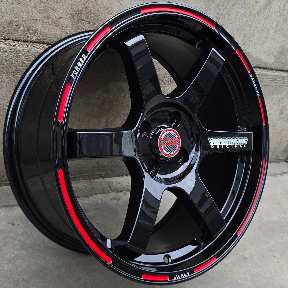 SET DE 4 LLANTAS VOLK TE37. Aro 17 - 4x100. Color Negro Aro Rojo (17H6146A)