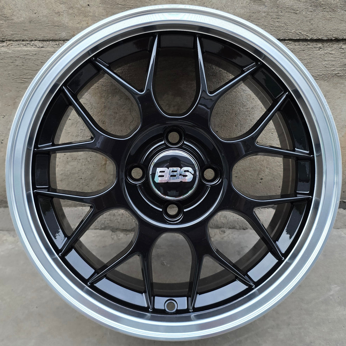 SET DE 4 LLANTAS BBS RS GT. Aro 15 - 4x100. Color Negro Aro Cromado. (15H2039A)