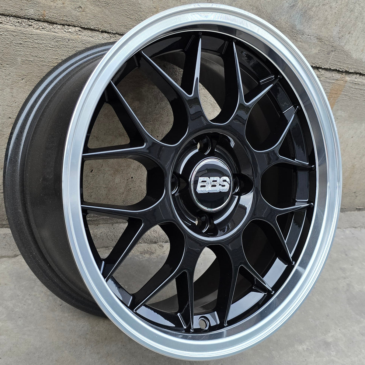SET DE 4 LLANTAS BBS RS GT. Aro 15 - 4x100. Color Negro Aro Cromado. (15H2039A)