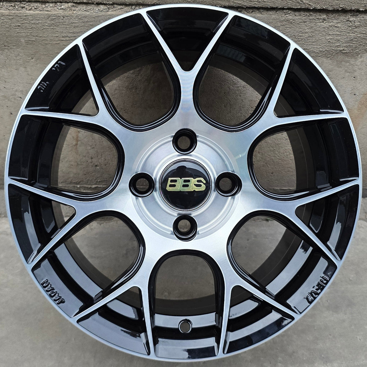 SET DE 4 BBS REV7 *. Aro 14 - 4x100. Color Cromado Fondo Negro (14B4260B).