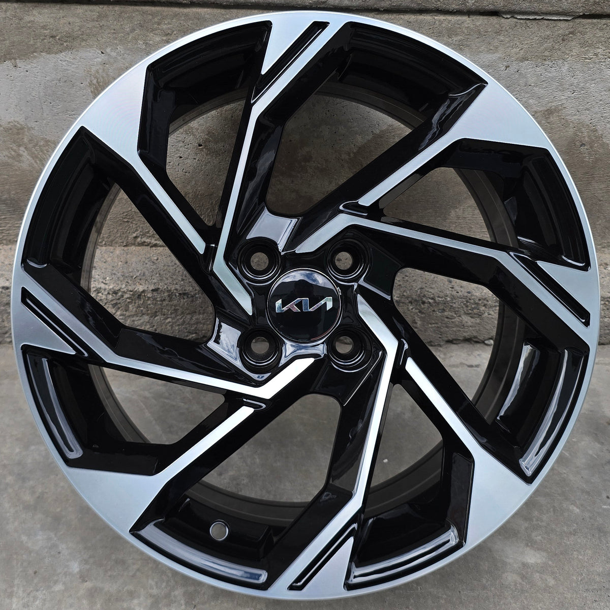 SET DE 4 LLANTAS ORIGINAL KIA . Aro 16 - 4x100. Color Cromado Fondo Negro. (2073)