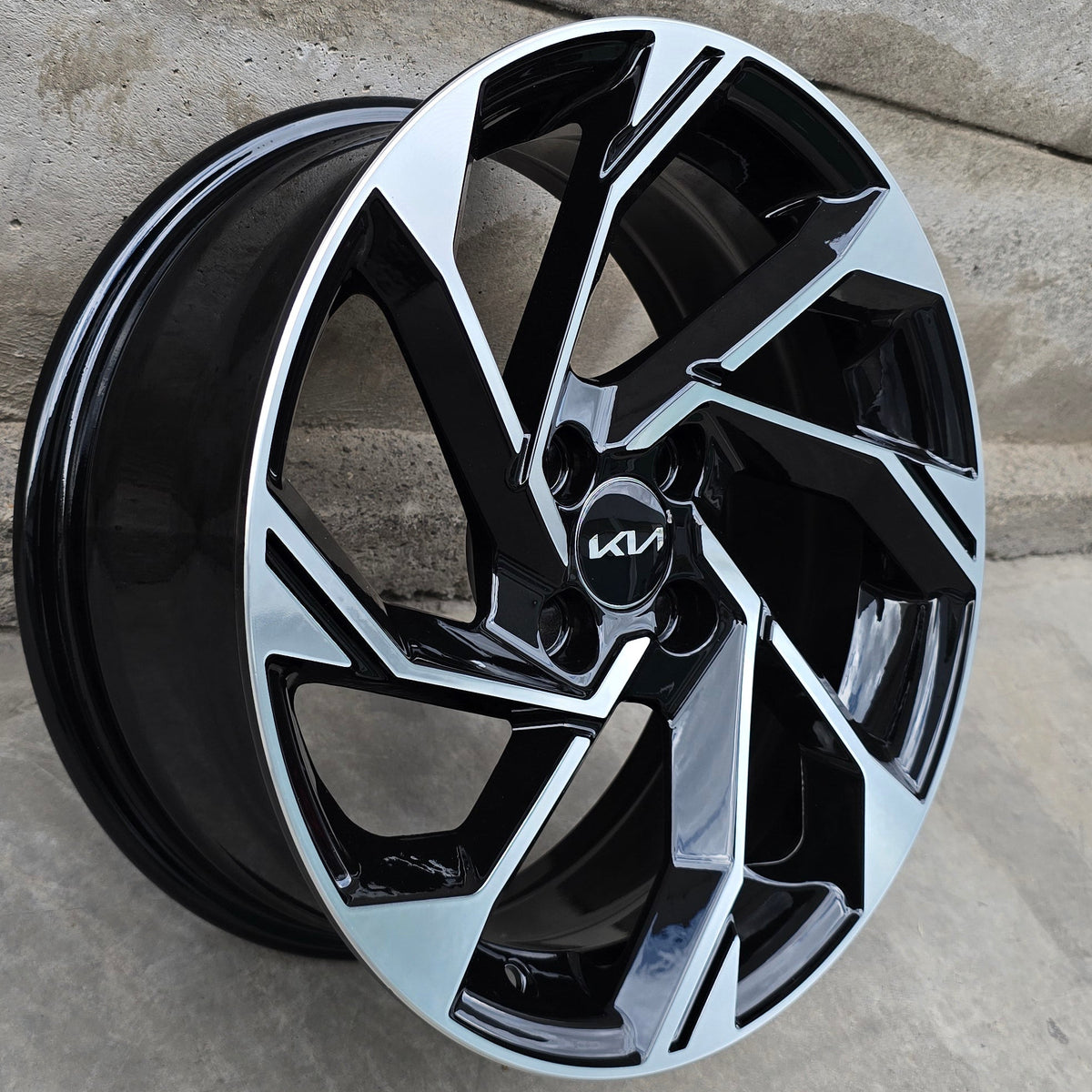 SET DE 4 LLANTAS ORIGINAL KIA . Aro 16 - 4x100. Color Cromado Fondo Negro. (2073)