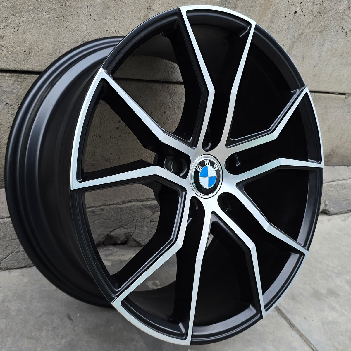 SET DE 4 LLANTAS BMW. Aro 18 - 5x120. Color Cromado Fondo Negro. (2279)