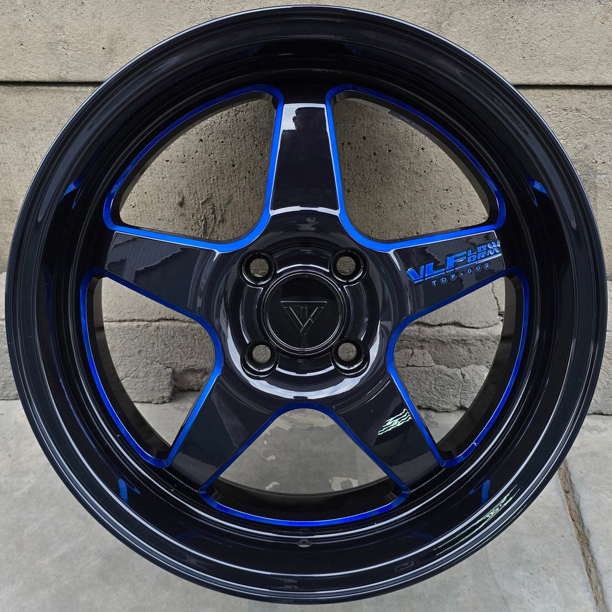 SET DE 4 LLANTAS VLF RACING. Aro 16 - 4x100. Color Negro con Azul. (VLF-W20)