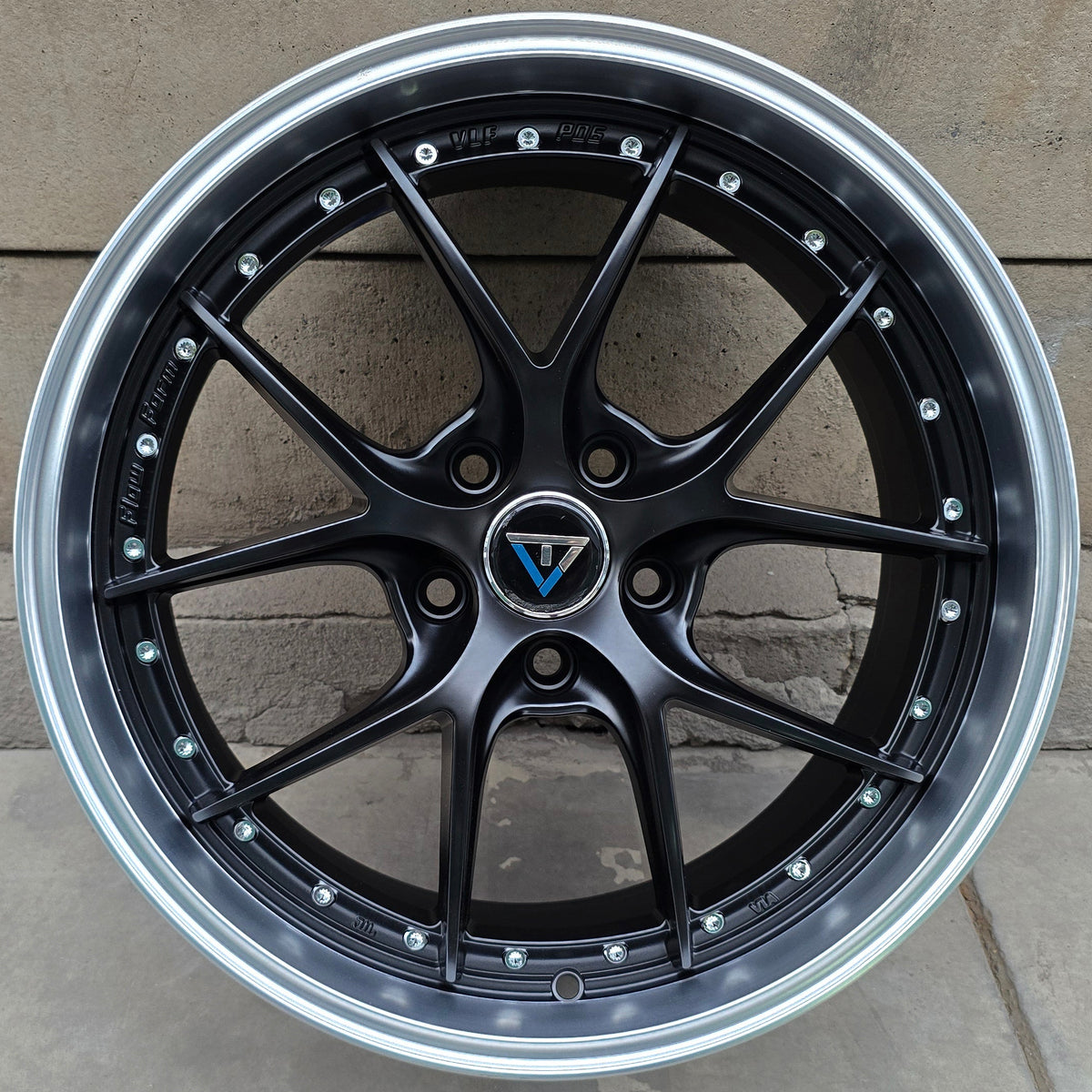 SET DE 4 LLANTAS Color Negro Aro Cromado. Aro 18 - 5x114 (VLF-P06)