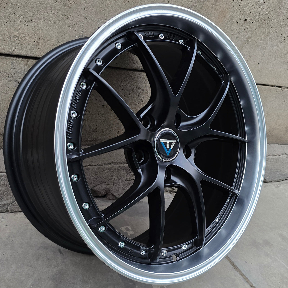 SET DE 4 LLANTAS Color Negro Aro Cromado. Aro 18 - 5x114 (VLF-P06)