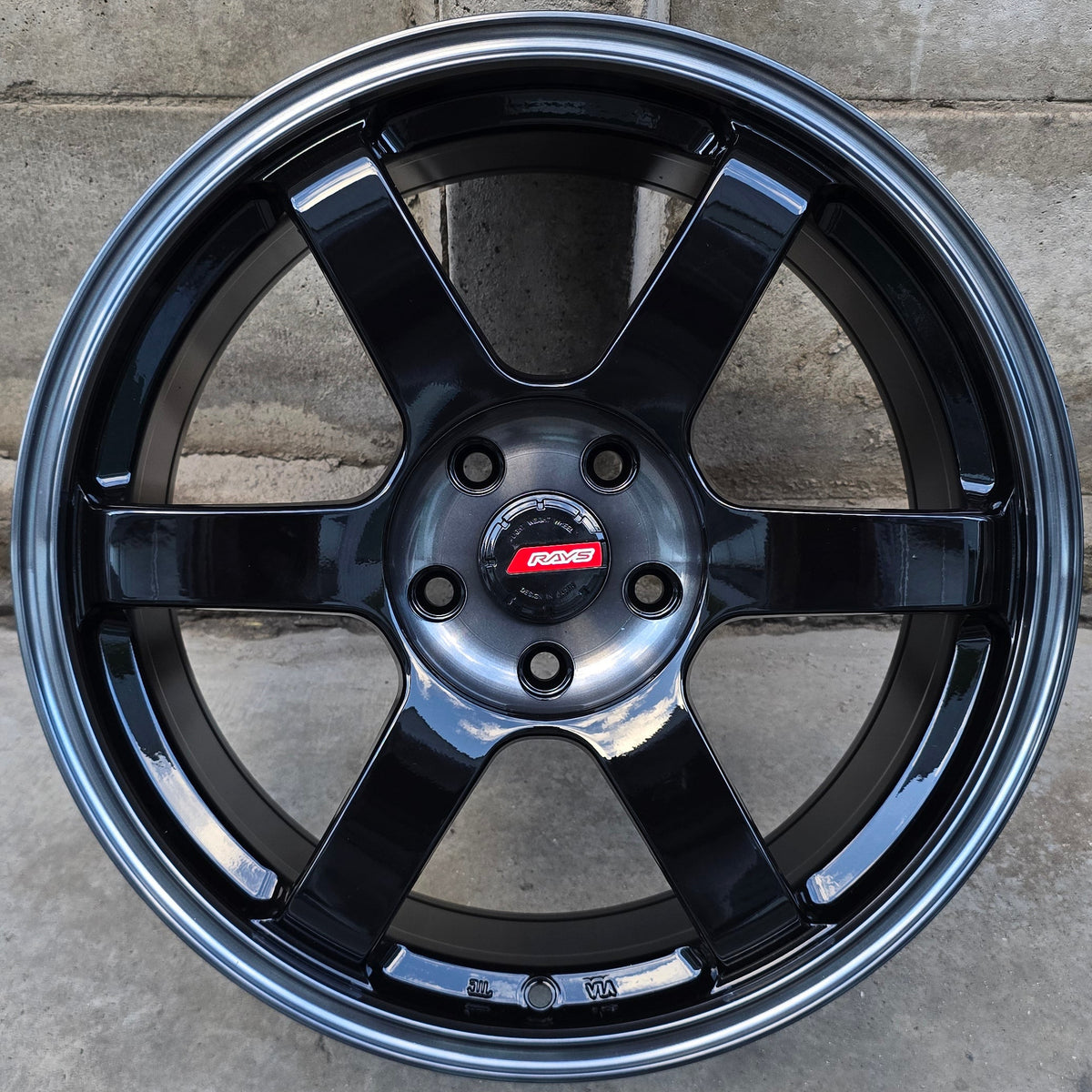 SET DE 4 LLANTAS VOLK TE37. Aro 18 - 5x114. Color Negro Aro Gris. (RGW038FF)