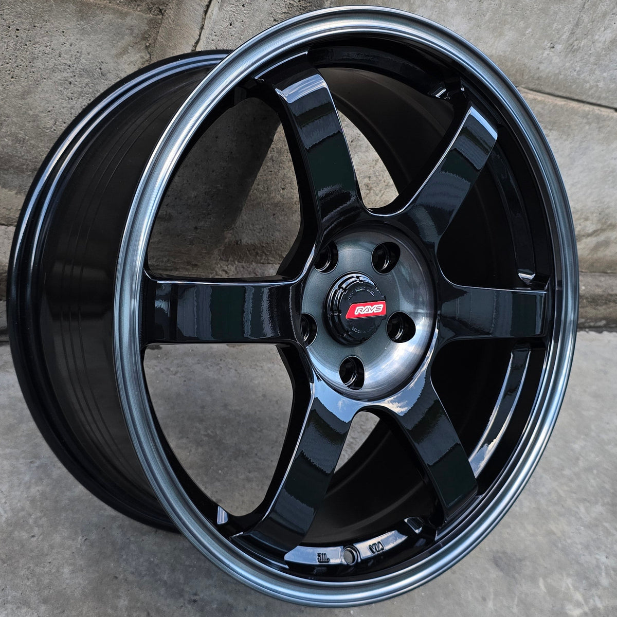 SET DE 4 LLANTAS VOLK TE37. Aro 18 - 5x114. Color Negro Aro Gris. (RGW038FF)