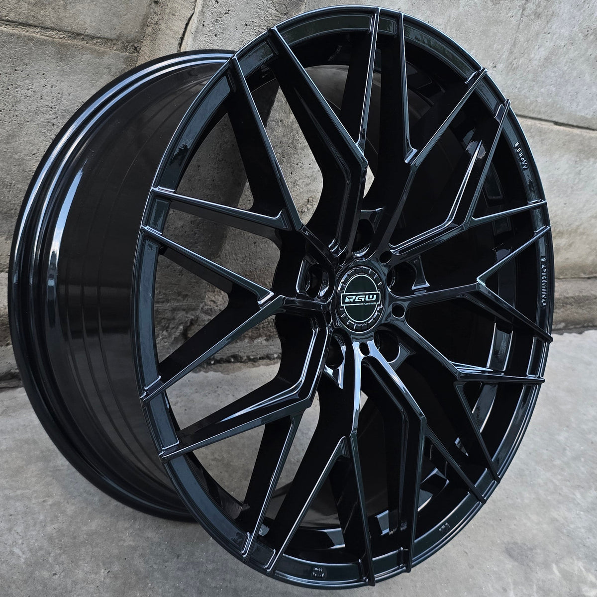 SET DE 4 LLANTAS RGW Color Negro. Aro 18 - 5x114 (RGWG16FF)