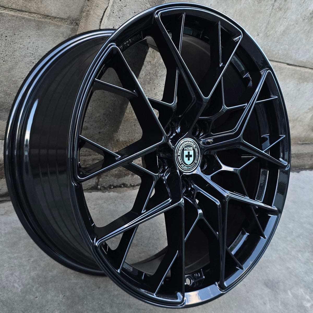SET DE 4 LLANTAS HRE. Color Negro. Aro 18 - 5x114 (RGW020FF)
