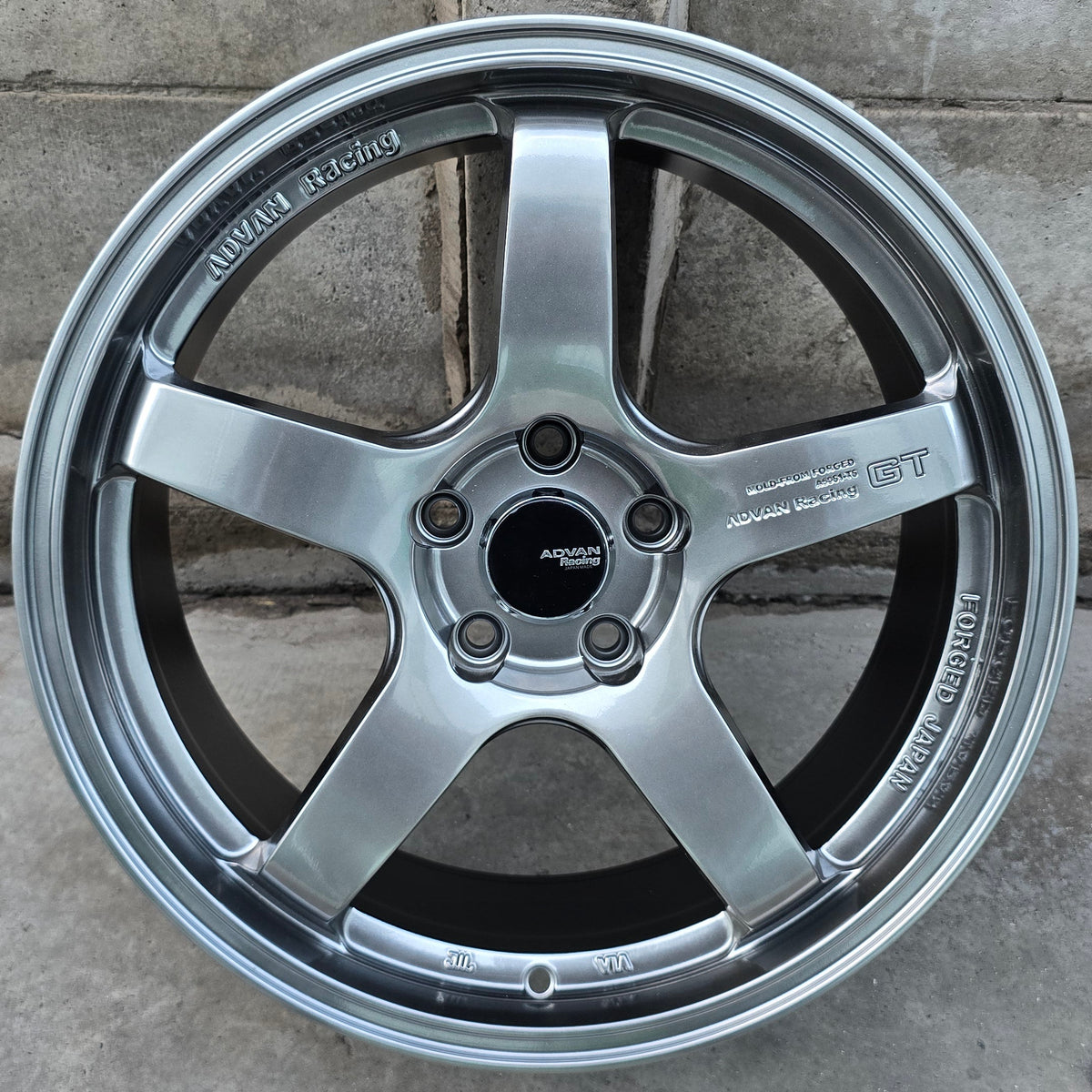 SET DE 4 LLANTAS ADVAN GT. Aro 18 - 5x114. Color Grafito Metalizado. (RGW027)