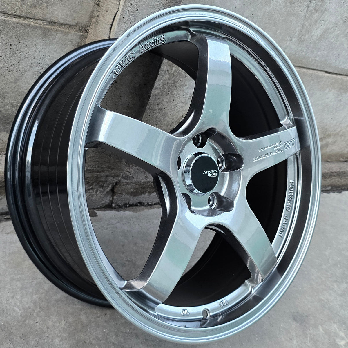 SET DE 4 LLANTAS ADVAN GT. Aro 18 - 5x114. Color Grafito Metalizado. (RGW027)