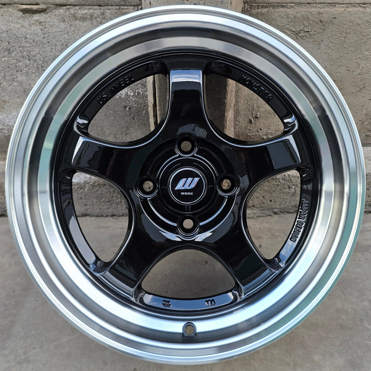 SET DE 4 LLANTAS WORK MEISTER. Aro 15 - 4x100. Color Negro Aro Cromado. (5566)
