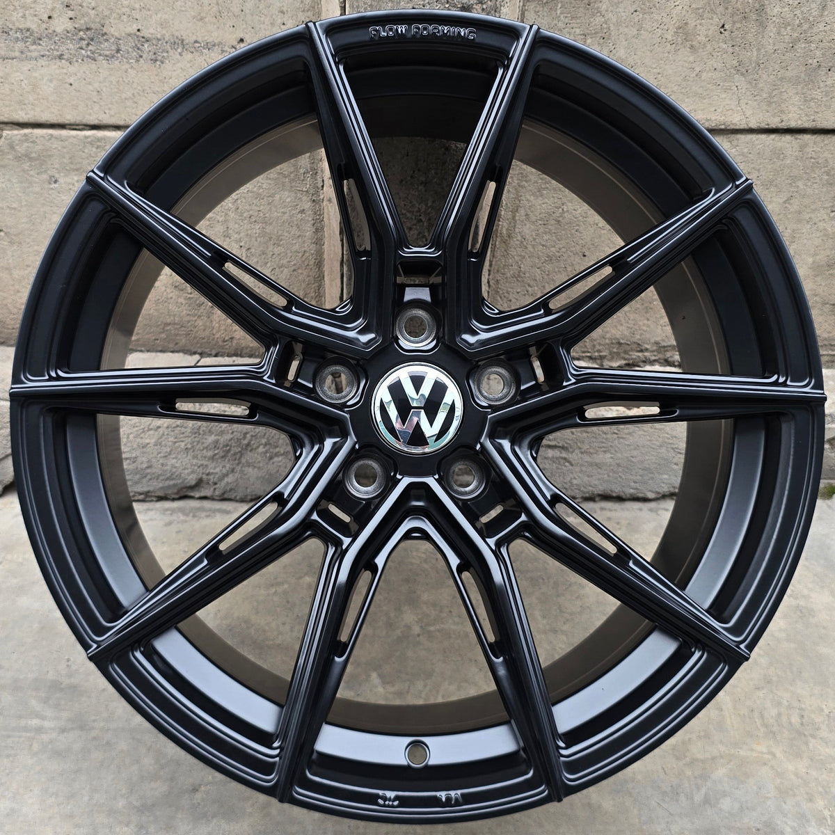 SET DE 4 LLANTAS VOLKSWAGEN *. Color Negro Mate. Aro 18 - 5x112 (X807191)