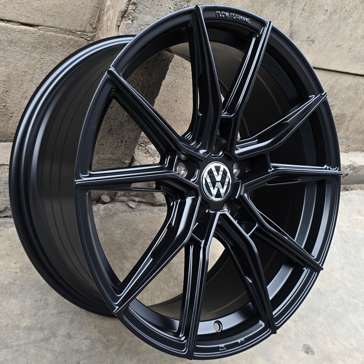 SET DE 4 LLANTAS VOLKSWAGEN *. Color Negro Mate. Aro 18 - 5x112 (X807191)