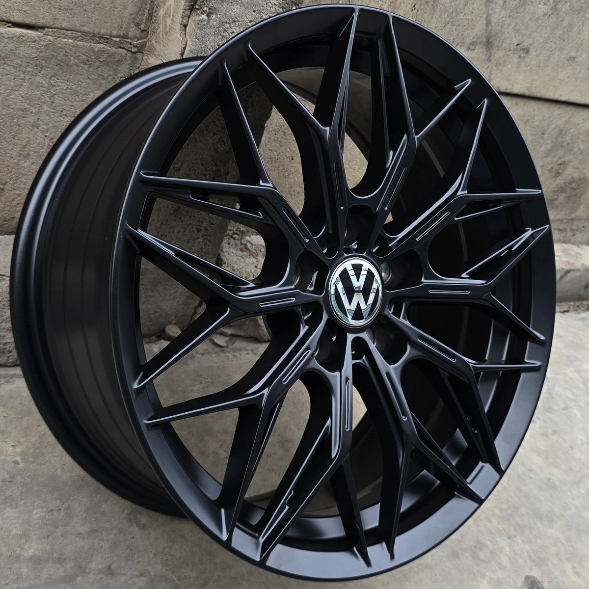 SET DE 4 LLANTAS VOLKSWAGEN *. Color Negro Mate. Aro 17 - 5x112 (X70733H)