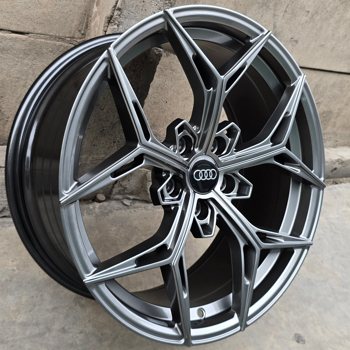 SET DE 4 LLANTAS AUDI *. Color Grafito Metalizado. Aro 18 - 5x112 (X85664I)