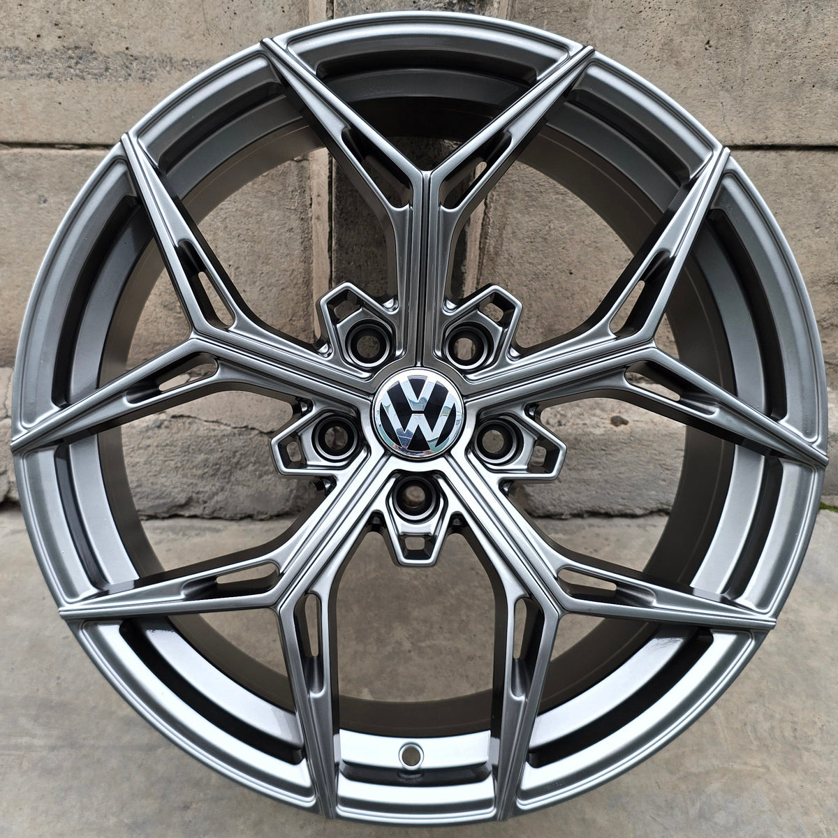 SET DE 4 LLANTAS VOLKSWAGEN *. Color Grafito Metalizado. Aro 18 - 5x112 (X85664I)
