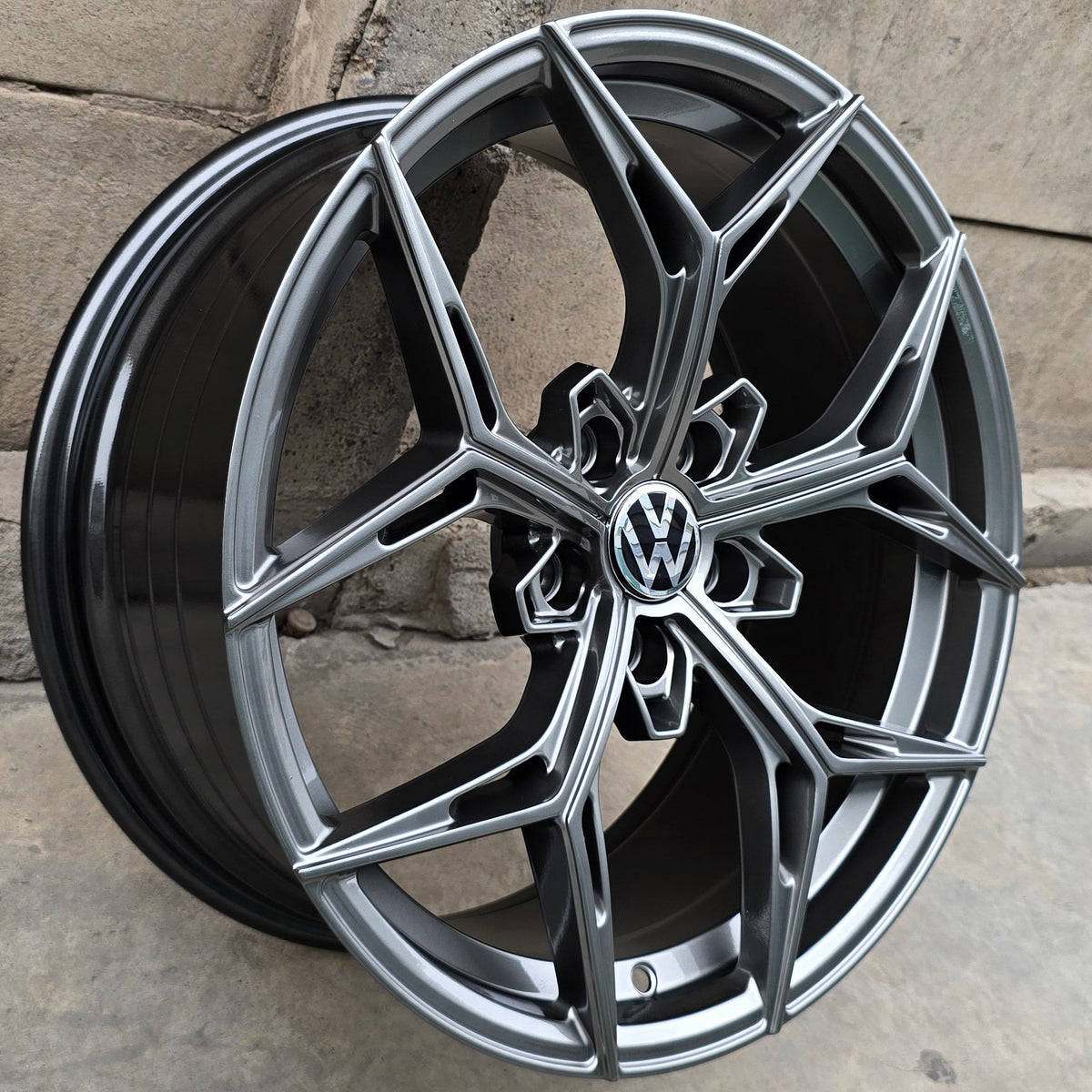 SET DE 4 LLANTAS VOLKSWAGEN *. Color Grafito Metalizado. Aro 18 - 5x112 (X85664I)