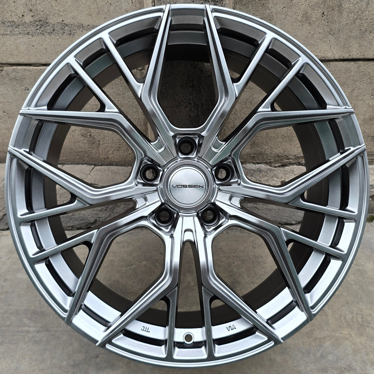SET DE 4 LLANTAS VOSSEN *. Color Grafito Metalizado *. Aro 18 - 5x114 (RGW026FF)
