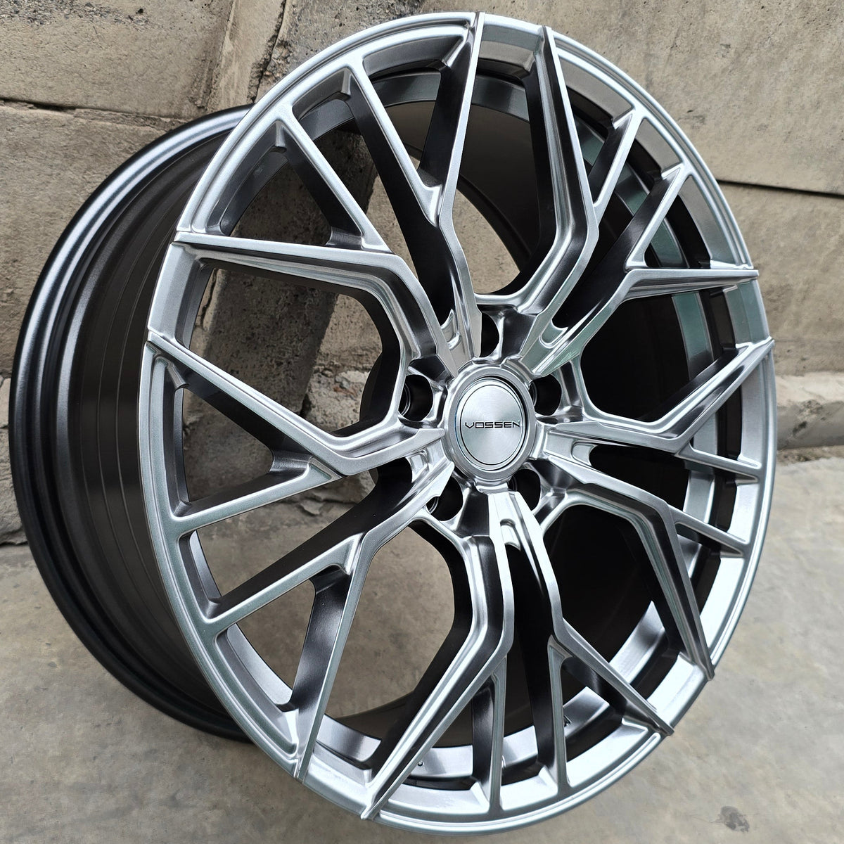 SET DE 4 LLANTAS VOSSEN *. Color Grafito Metalizado *. Aro 18 - 5x114 (RGW026FF)